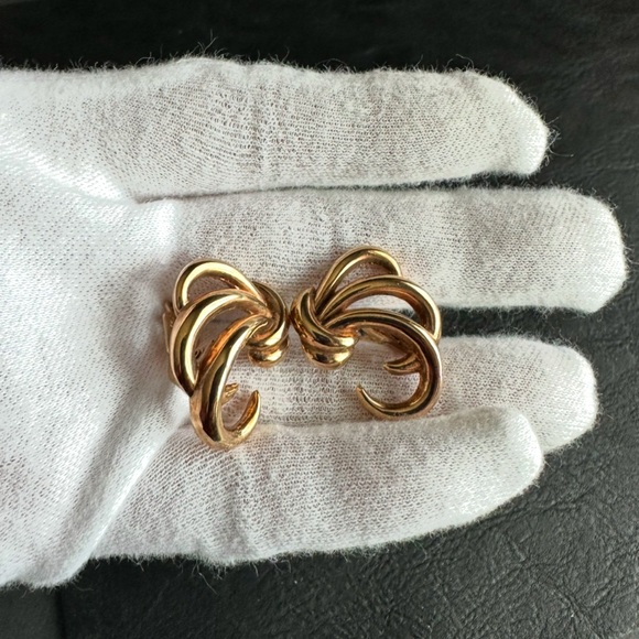 Crown Trifari Gold Tone Clip On Earrings Round Curved Swirl Knot EUC - Picture 3 of 5